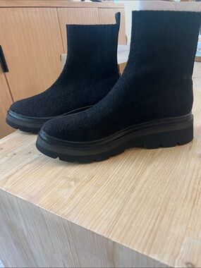 Sofft Black Knit Lug Sole Provea Sweater Knit Pull On Chunky Chelsea Booties